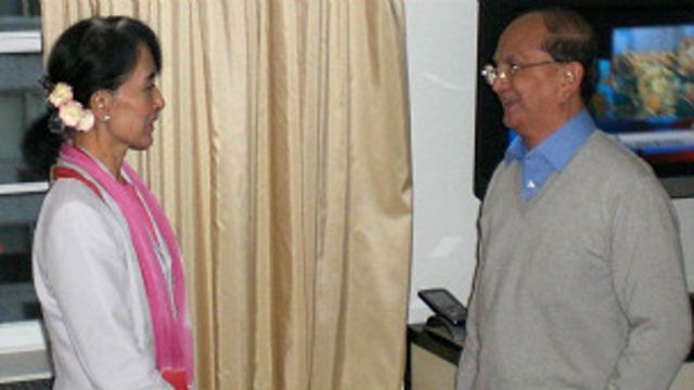 ၂၀၁၂ ခုနှစ်တုန်းက သမ္မတ ဦးသိန်းစိန်နဲ့ ဒေါ်အောင်ဆန်း စုကြည် တတိယ အကြိမ်မြောက် တွေ့ဆုံခဲ့စဉ်