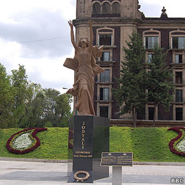 Esta estatua conmemora el llamado "genocidio de Jodyalí". Los azerbayanos responsabilizan a los armenios.
