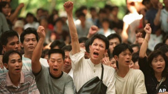 Trabajadores reclamando por sus derechos en 1999