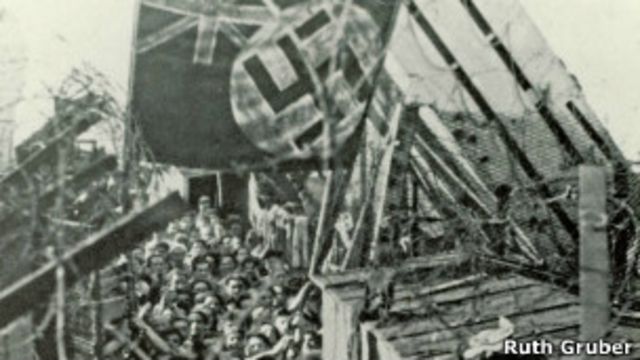 еврейские беженцы на борту корабля Runnymede Park поднимают британский "юнион джек"