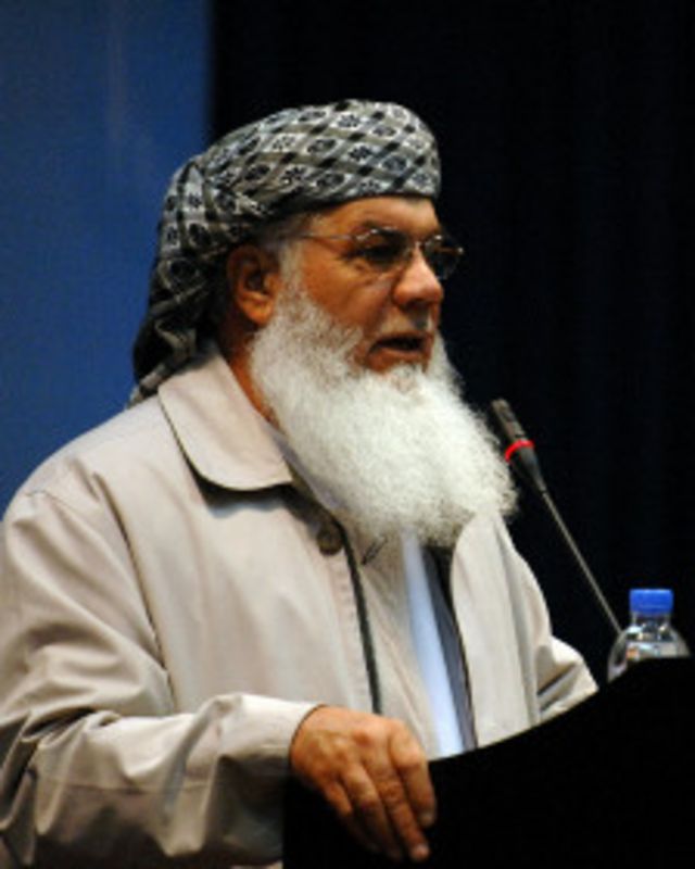 اسماعیل خان از فرماندهان قدرتمند جهادی در غرب افغانستان، بارها با ژنرال دوستم در شمالغرب جنگیده است