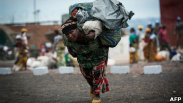 Une femme se dirigeant avec ses possessions vers un camp pour déplacés à Monigi à 5km de Goma. 