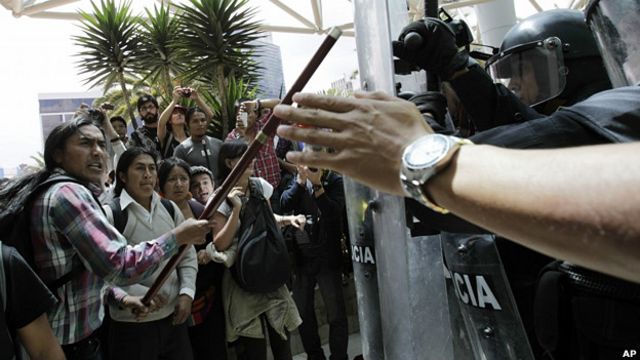Indígenas protestan en el Hotel Marriott de Quito