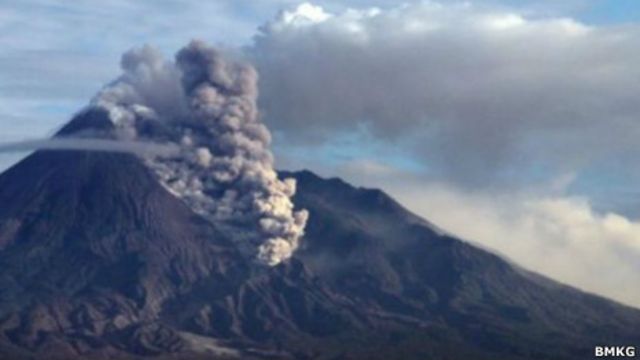 Gunung api Rokatenda NTT meletus - BBC News Indonesia