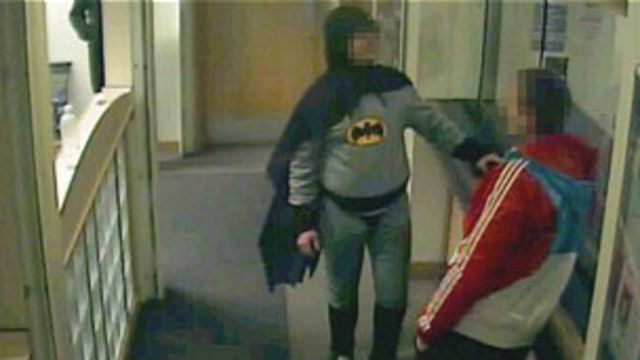 Hombre vestido de Batman entrega a supuesto delincuente - BBC News Mundo