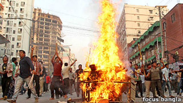 গত বছর প্রায় পুরোটা জুড়েই এ ধরণের সহিংস হরতালে বাংলাদেশ কার্যত অচল হয়ে পড়েছিল। ফাইল চিত্র।