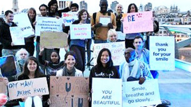 Jóvenes con mensajes positivos en Londres