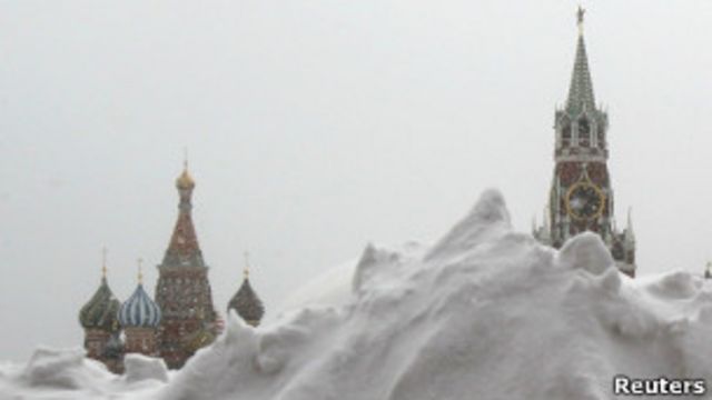 Кремль виднеется из-за сугробов