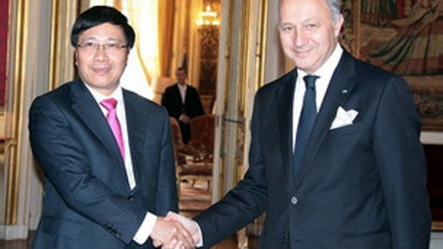 Ngoại trưởng Phạm Bình Minh hội kiến người tương nhiệm Laurent Fabius.