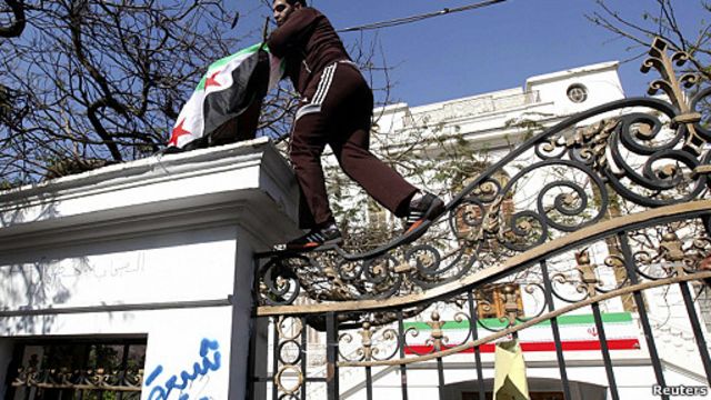 اعتراض رسمی ایران به مصر به دلیل حمله به محل اقامت حافظ منافعش در قاهره 