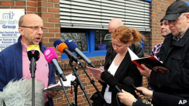 Директор фирмы дает пресс-конференцию