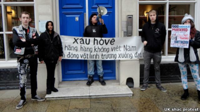 Các nhóm phản đối đã kéo tới trụ sở Vietnam Airlines ở London
