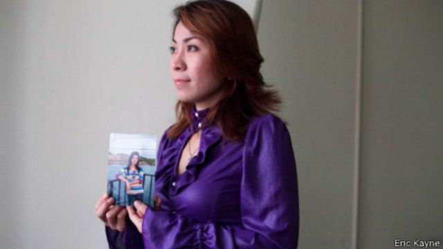 Một Việt Kiều ở Mỹ cầm ảnh em gái, cô Huỳnh Thị Bé Hương, bị lừa vào nhà chứa tại Nga
