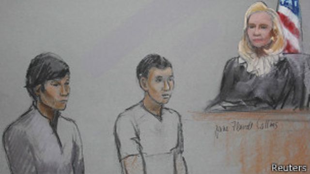 Диас Кадырбаев (слева) и Азамат Тажаяков в суде