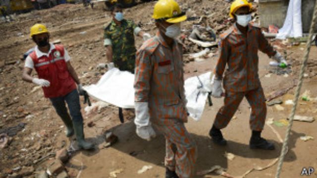 Equipos de rescate en Bangladesh