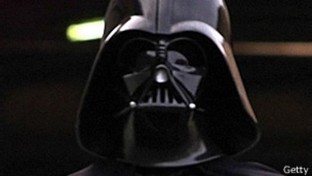 Поклонник картины "Звездные войны" в костюме Дарта Вейдера