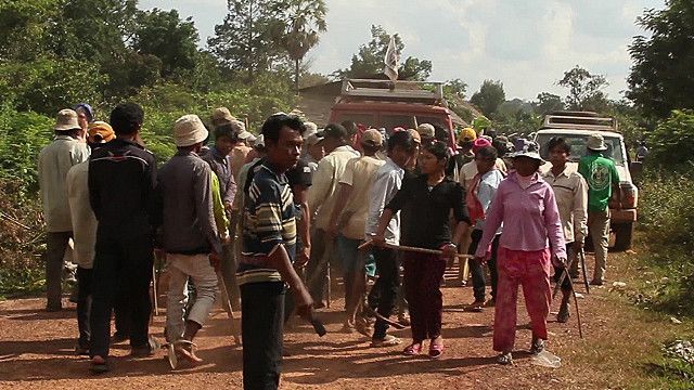 Hồi 5/2013 Global Witness ra phóng sự cáo buộc HAGL cướp đất phá rừng ở Lào và Campuchia