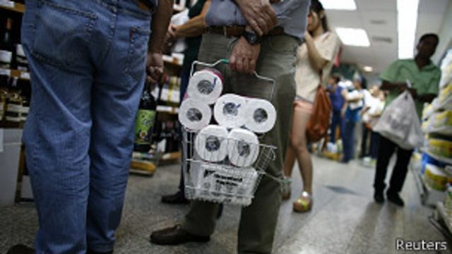 Papel higiénico en un supermercado en Venezuela