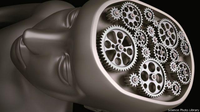 Cabeza con cerebro de máquina