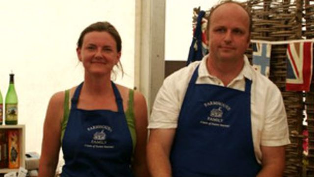 Após cortar açúcar, Jason e Clare Burt produzem bolos e usam voluntários para provar seus produtos.