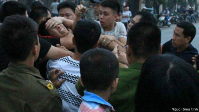Anh Nguyễn Văn Phương bị tấn công