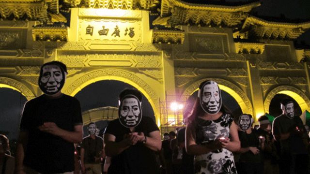 台湾在纪念六四24周年晚会上，群众戴上刘晓波的面具，抗议北京持续关押这名诺贝尔和平奖得主。