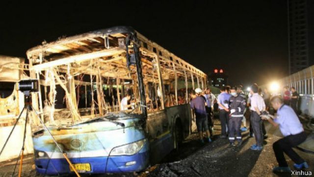6月7日晚18點20分左右，廈門一輛快速公交車突然在行駛過程中起火，造成47人死亡