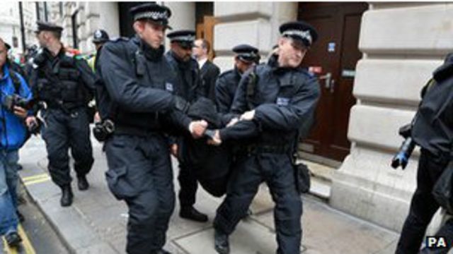 倫敦警方逮捕6名反資本主義示威者。