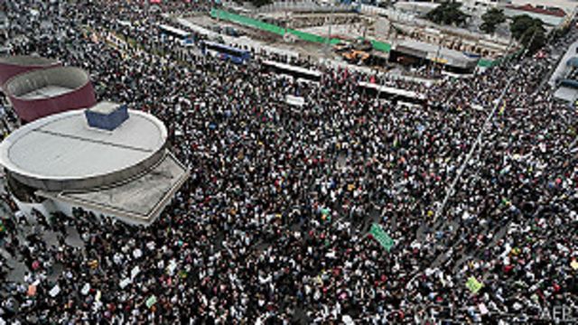 Sao Paulo မြို့မှာ ဆန္ဒပြနေတဲ့ လူအုပ်မြင်ကွင်း