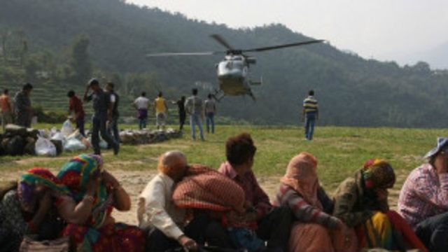 ပိတ်မိ နေကြတဲ့ လူတွေကို လုံခြုံရေး တပ်ဖွဲ့တွေ ကနေ ရဟတ်ယာဉ် တွေနဲ့ ကယ်ထုတ် ပေးနေ