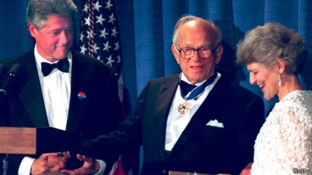 Thượng nghị sỹ Fulbright và vợ nhận Huân chương Tự do vì sự nghiệp giáo dục năm 1993