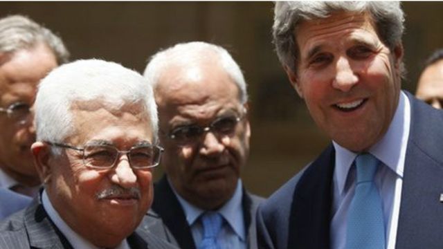 美国国务卿克里与巴勒斯坦领导人阿巴斯握手合影