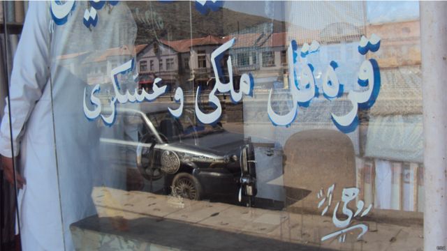 یونیفرم های نظامی در ویترین های مغازه های بازار کهنه فروشی کابل Bbc News فارسی