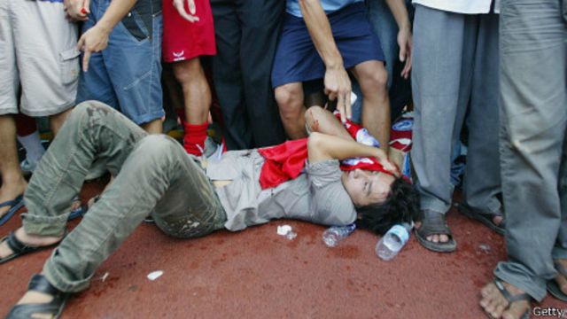 Nạn nhân bạo lực trong giới cổ động viên bóng đá ở Việt Nam