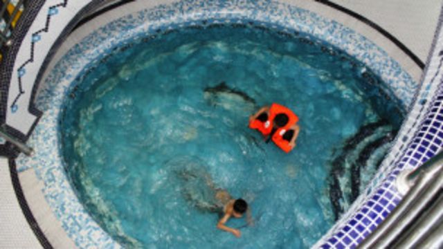 موبایل و طالبان مانع ایجاد استخرهای زنانه در افغانستان Bbc News فارسی