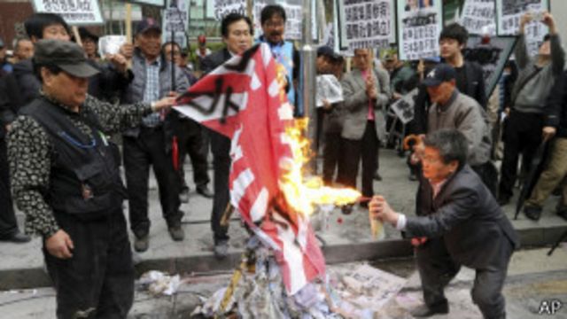 韩国反日示威者焚烧日本军旗