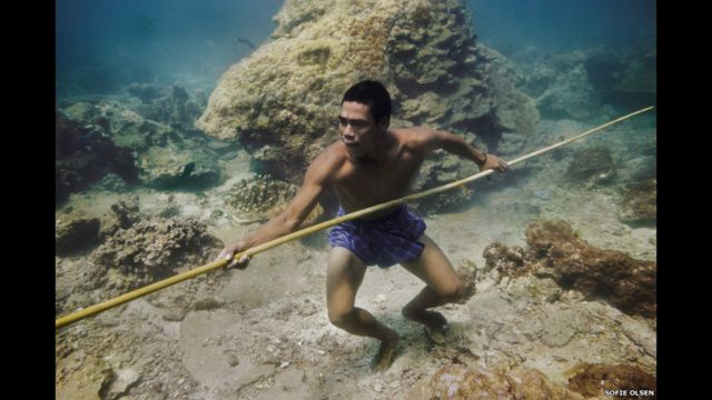 Hombre moken en el fondo del mar