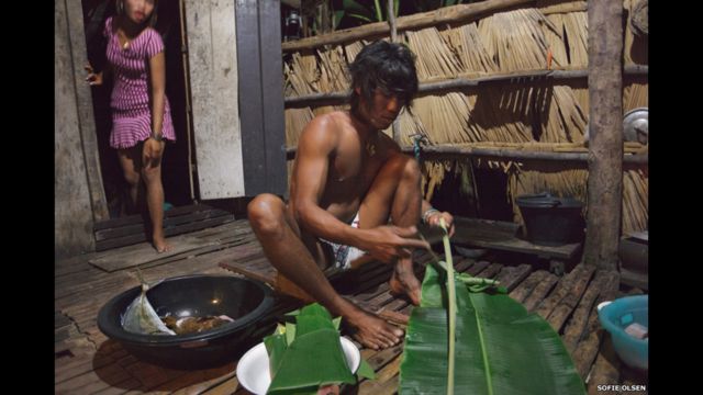Мокен готовит ужин из дневного улова у хижины на одном из Суринских островов. 