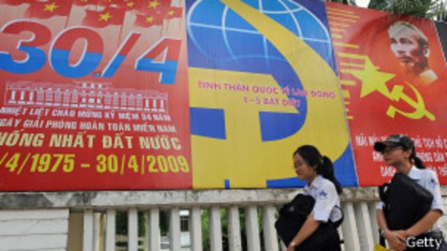 Học sinh Việt Nam hiện nay bị nhồi nhét chính trị?