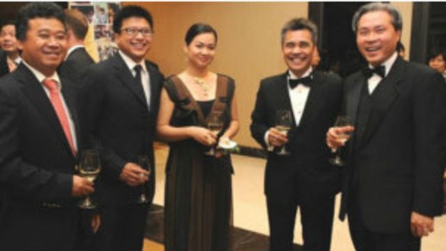 Ông Nguyễn Bảo Hoàng (thứ hai từ phải sang) là người Mỹ gốc Việt.