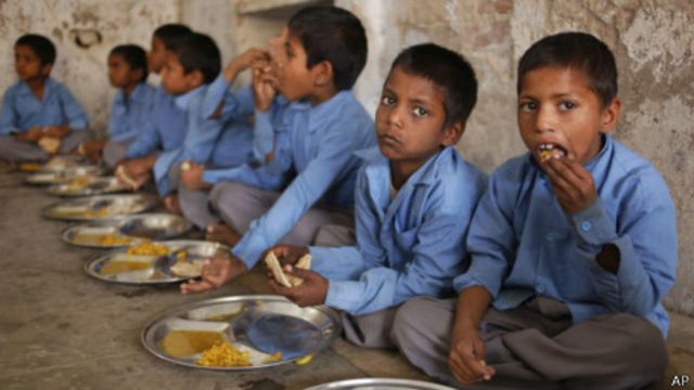 印度学童吃学校提供的免费营养午餐