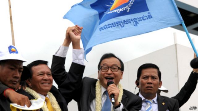 Ông Sam Rainsy (thứ hai phải sang)