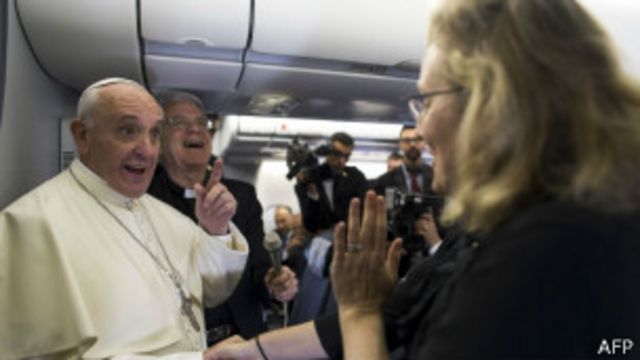 Папа Франциск в самолете