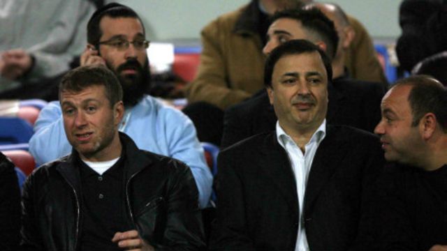 Лев Левиев (ўнгда) россиялик миллиардер Роман Абрамович билан