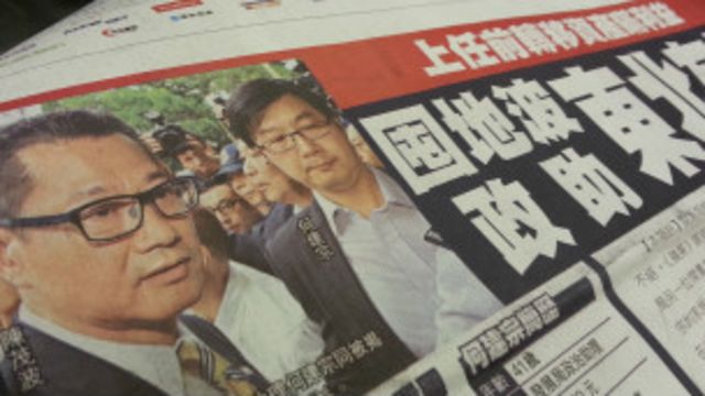 香港發展局長政治助理何建宗(右)