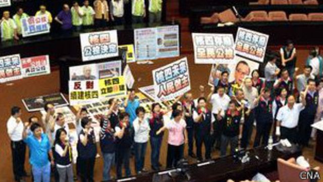 民进党立委占据主席台