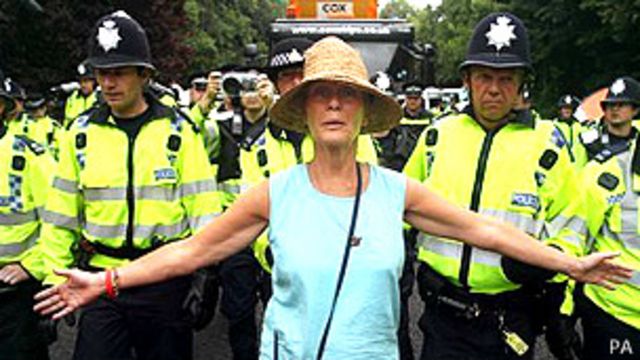 Una mujer protesta frente a la policía en Balcombe