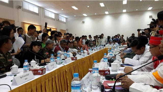 အေဘီအက်စ်ဒီအက်ဖ် ကျောင်းသားတပ်မတော် ခေါင်းဆောင်များနှင့် မြန်မာအစိုးရ ငြိမ်းချမ်းရေး ဖော်ဆောင်ရေး အဖွဲ့တို့ ရန်ကုန်မြို့မှာ အခုလို တွေ့ဆုံခဲ့ကြပါတယ်။