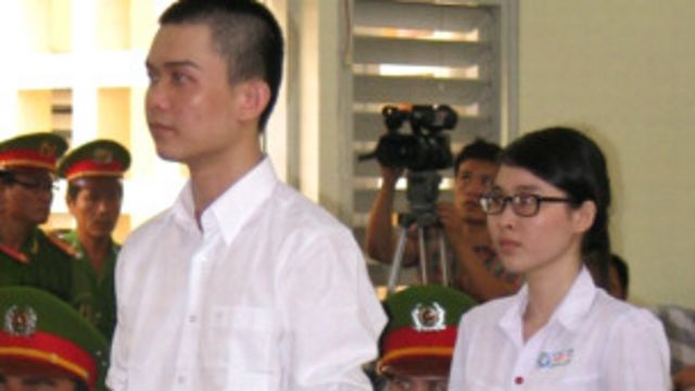 Phương Uyên và Nguyên Kha trong phiên tòa sơ thẩm
