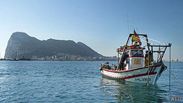 Una lancha pesquera española faena cerca de Gibraltar